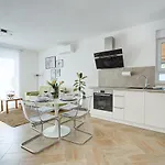Appartement Pola Kuce Sa Bazenom-eja Kaštel