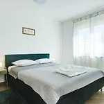 Pola Kuce Sa Bazenom-eja *