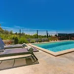 Pola Kuce Sa Bazenom-eja Kaštel