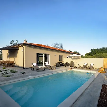 Appartement Pola Kuce Sa Bazenom-eja *