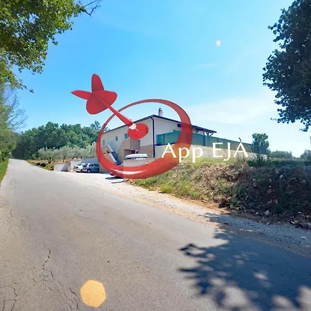 Pola Kuce Sa Bazenom-eja Kaštel