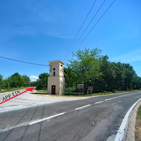 Pola Kuce Sa Bazenom-eja