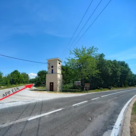 Pola Kuce Sa Bazenom-eja