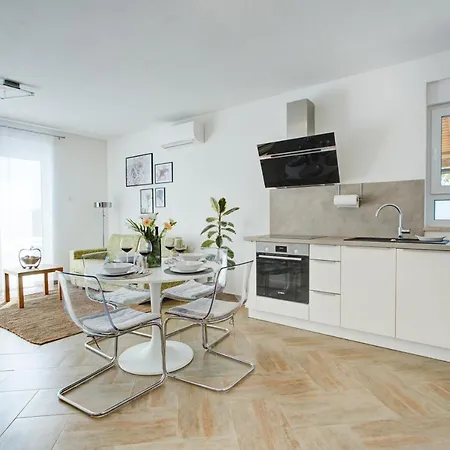 Appartamento Pola Kuce Sa Bazenom-eja Kaštel