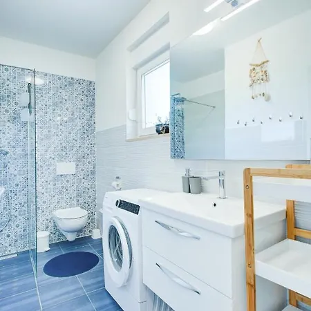 Pola Kuce Sa Bazenom-eja * Kaštel
