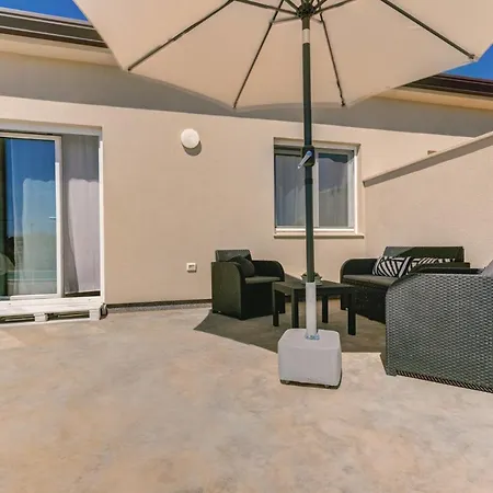 Pola Kuce Sa Bazenom-eja Kaštel