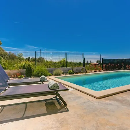 Pola Kuce Sa Bazenom-eja Kaštel