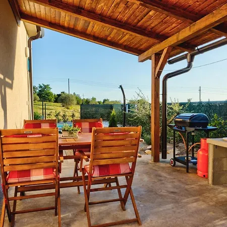 Pola Kuce Sa Bazenom-eja