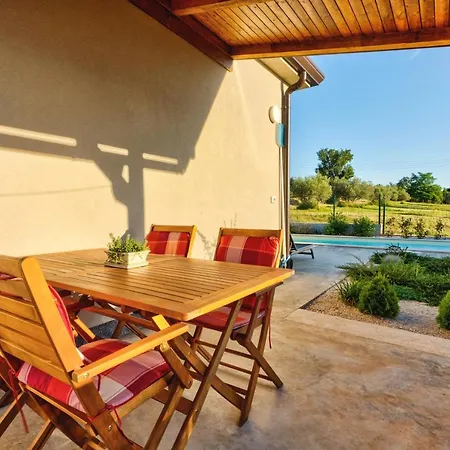 Pola Kuce Sa Bazenom-eja Appartement Kaštel