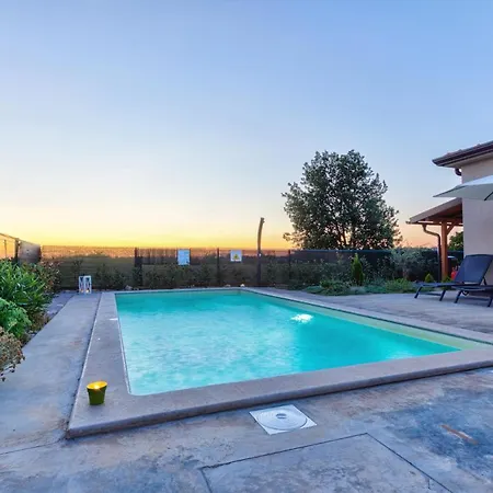 Appartement Pola Kuce Sa Bazenom-eja Kaštel