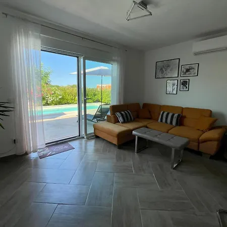 Pola Kuce Sa Bazenom-eja Appartement Kaštel