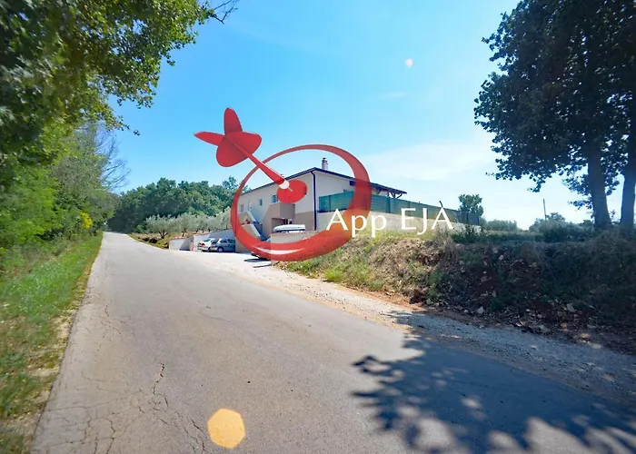 Pola Kuce Sa Bazenom-eja Kaštel