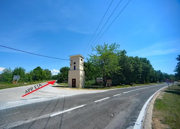 Pola Kuce Sa Bazenom-eja