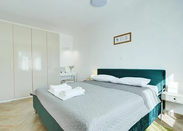 Pola Kuce Sa Bazenom-eja *