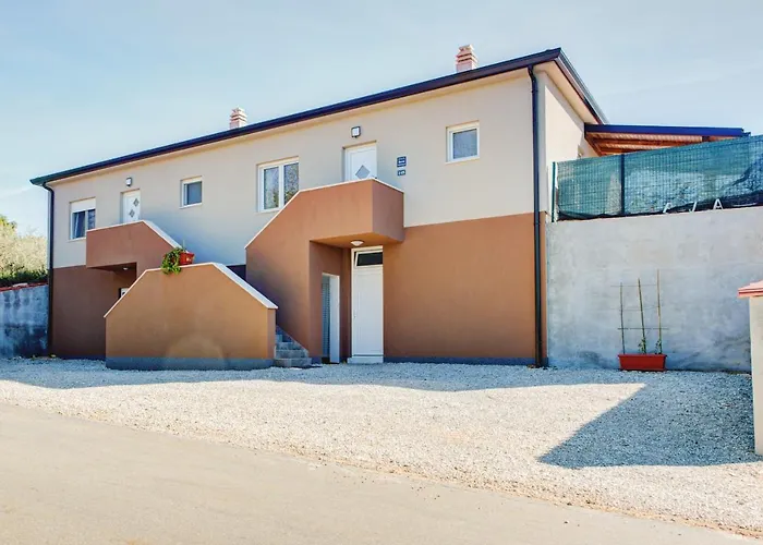 Pola Kuce Sa Bazenom-eja Kaštel