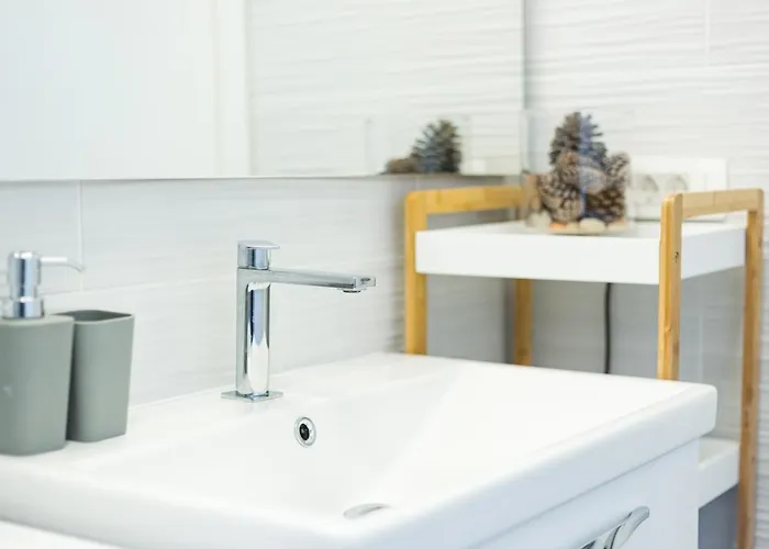 Pola Kuce Sa Bazenom-eja