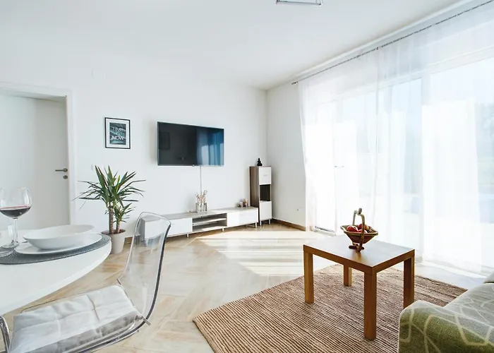 Pola Kuce Sa Bazenom-eja Lejlighed Kaštel