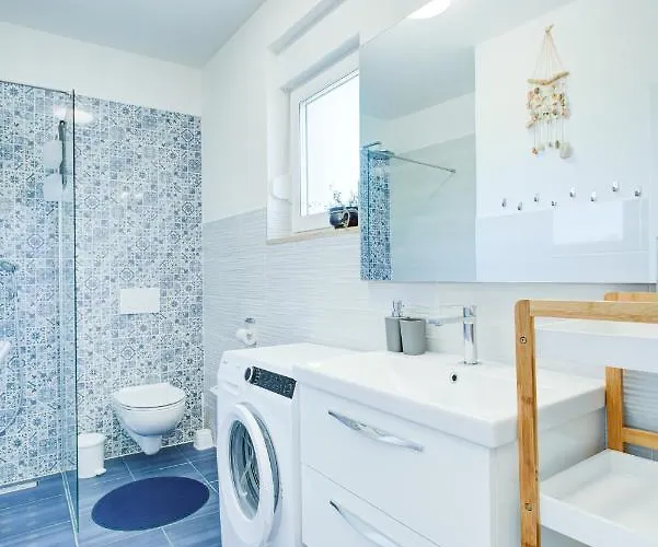 Pola Kuce Sa Bazenom-eja * Kaštel