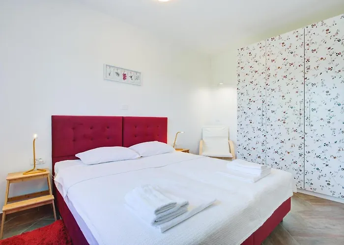 Pola Kuce Sa Bazenom-eja *