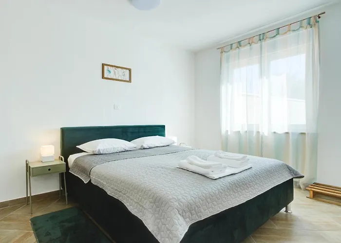 Pola Kuce Sa Bazenom-eja *