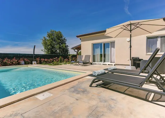 Pola Kuce Sa Bazenom-eja Lejlighed