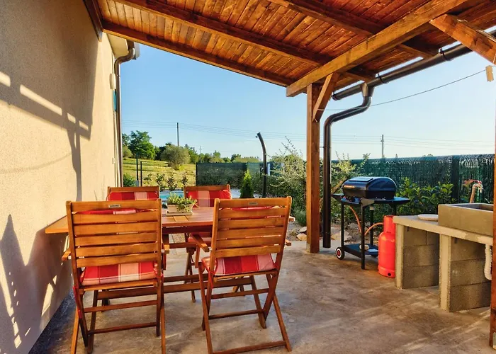 Pola Kuce Sa Bazenom-eja