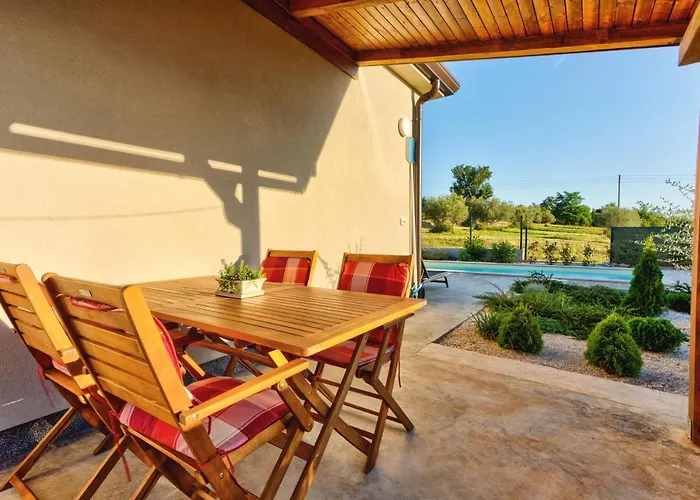 Pola Kuce Sa Bazenom-eja Lejlighed Kaštel