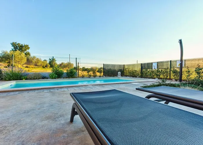 Pola Kuce Sa Bazenom-eja *