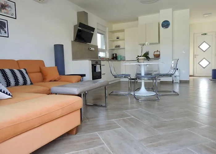 Pola Kuce Sa Bazenom-eja Lejlighed