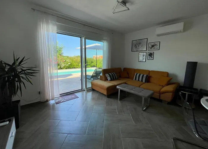 Pola Kuce Sa Bazenom-eja Lejlighed Kaštel