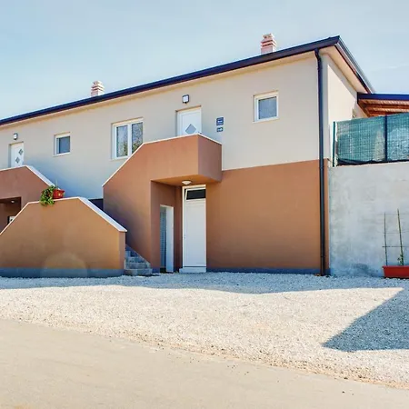 Pola Kuce Sa Bazenom-eja Kastel