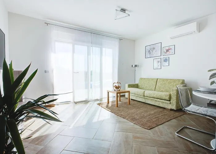 Pola Kuce Sa Bazenom-eja Apartmán *