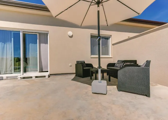 Pola Kuce Sa Bazenom-eja Kaštel