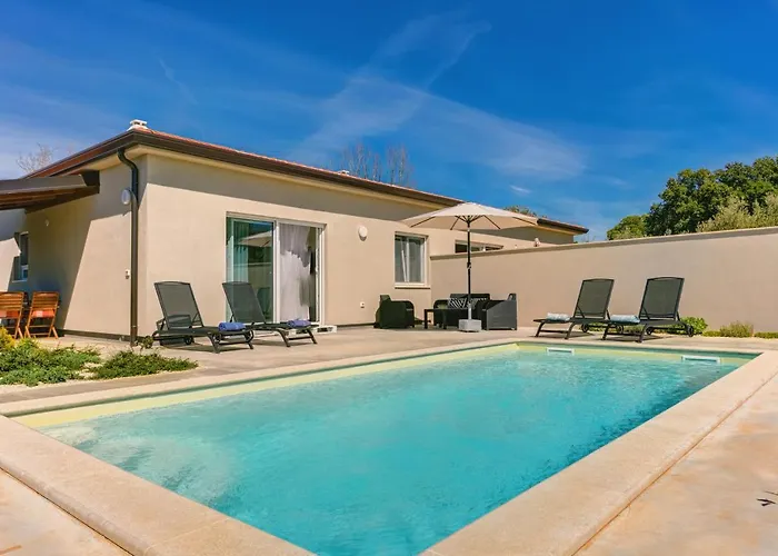 Pola Kuce Sa Bazenom-eja Apartmán *