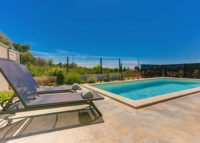 Pola Kuce Sa Bazenom-eja Kaštel