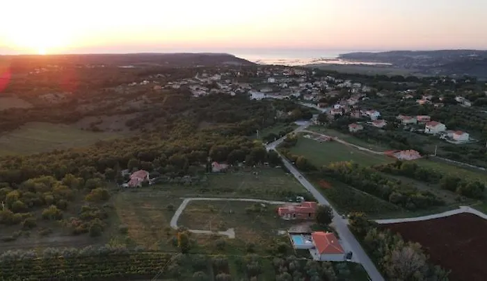 Apartmán Pola Kuce Sa Bazenom-eja