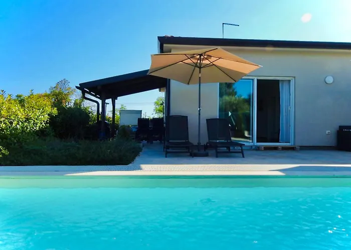 Pola Kuce Sa Bazenom-eja *